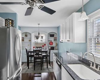 steps from hall of fame and 3 miles to Belden Village - Canton - Kitchen