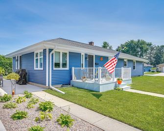 2 Mi to Lake Michigan: Family-Friendly Home - Manitowoc - Gebäude