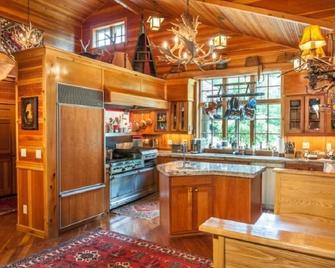 Adirondack Great Camp style home on beautiful Blue Mountain Lake - Blue Mountain Lake - Cocina