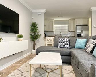 Celebrity Home! 4BR Placentia House Featured in Tostitos Ad - Fullerton - Living room