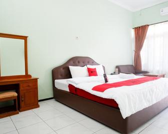 RedDoorz Plus near Stadion Wijaya Kusuma - Cilacap - Camera da letto