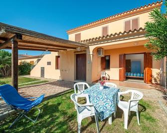 Amazing Apartment In San Teodoro Ot - San Teodoro - Innenhof