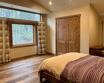 Spacious Three-level Home near Sugarbowl - Soda Springs - Bedroom