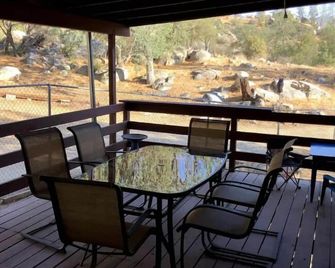 Star Gazing 3-Bedroom Cabin - Lake Isabella - Balcony