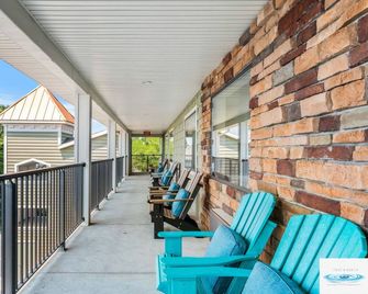 306 Standard Queen Lake View @ The Gold Coast Inn - Traverse City - Balcón