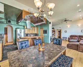 Lakefront Country Home w/ Waterslide & Trampoline! - Вітленд - Їдальня