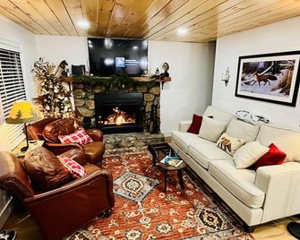 Foxlair! Your cozy cabin nestled in the Sky Valley golf resort and community. - Dillard - Living room