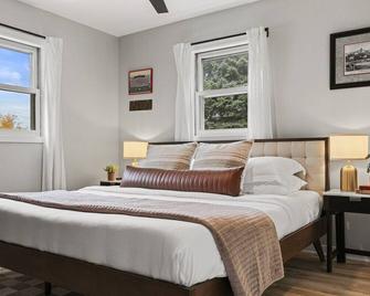 Hot Tub - 20 Min To Capitol - King Bed - Fireplace - Madison - Bedroom