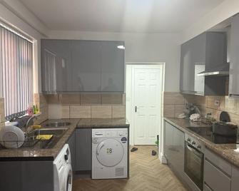 Stylish Stay with Smart Home Features - Manchester - Küche