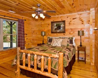 Beautiful Mountain Top Retreat Long Range Views, Hot Tub,Ping Pong,Horseshoe pit - Maggie Valley - Bedroom