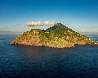 Beautiful Traditional Saba Cottage With all the Modern Amenities - Windward Side