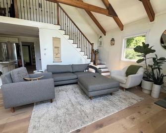 Zen Retreat Cabin in Tranquil Setting - Minutes from Lakes, Mountains. 3BR - Bradford - Sala de estar