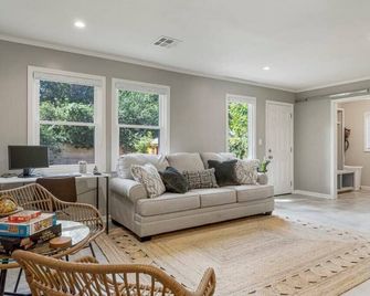 Boho Chic Close to Downtown and Gathering Place - Tulsa - Living room