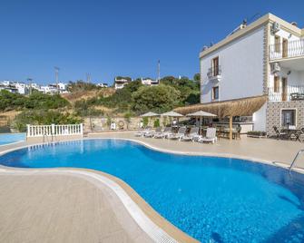 Queen Boutique Hotel - Bitez - Piscina