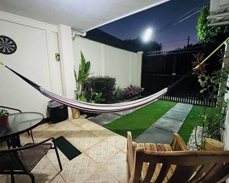 Cozy apartment in phenomenal Managua with WiFi, AC, garache and kitchen. - Managua - Patio