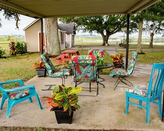 Spacious Country Living Located In The Heart Of Brenham - Brenham - Patio