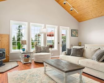 Ocean Bliss! Beach getaway with amazing views! - La Conner - Huiskamer