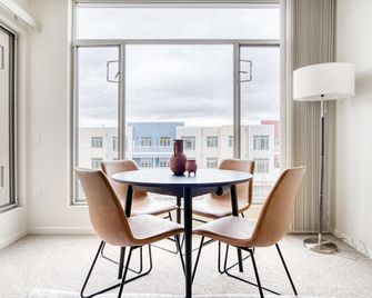 Upscale Palo Alto 2BR w/ W/D & Pool, walk to Pinterest, by Blueground - بالو التو - غرفة طعام