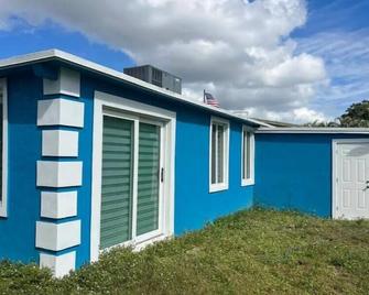Beautiful Lake House Close to Miami - West Park - Building