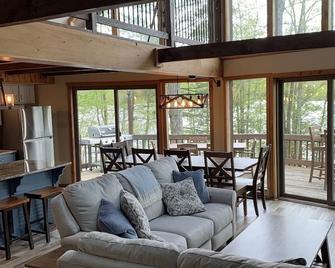 Beautiful Lakefront Chalet on Lake Wallenpaupack - Lake Ariel - Living room