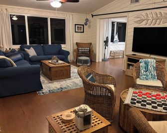 Beautiful Cottage in Islamorada on canal front! Wifi, Smart TVs and No Stairs! - Tavernier - Huiskamer