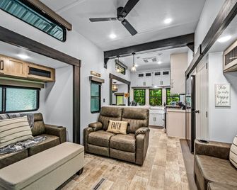 Happy Glamper RV at Haven of Hope near Little River Canyon National Preserve - Fort Payne - Sala de estar