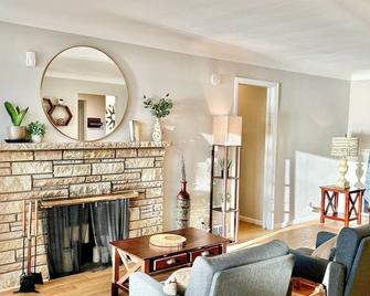 Lake House- Four Bedroom retreat, King bed, Beautiful Sunset! - Brooklyn Center - Living room