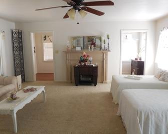 Home Away From Home - Wichita Falls - Bedroom