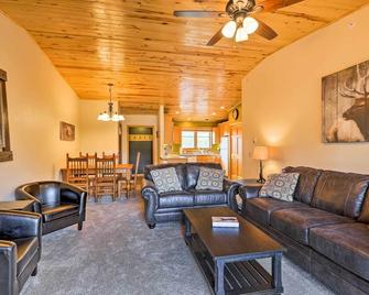 Steps to Grand Lake Condo with Deck and Mtn Views - Grand Lake - Living room
