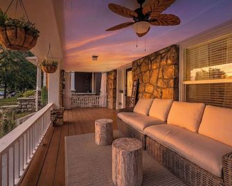 Mini Hyde Park Homestead - Rustic Home + Parking - Kansas City - Balcón