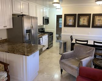 Casa de Florida - a lovely home - West Palm Beach - Kitchen