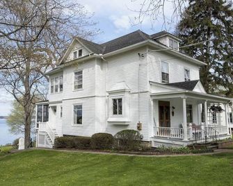 Lakefront Home in the Heart of Aurora, Sunset Ready! - Aurora - Edificio