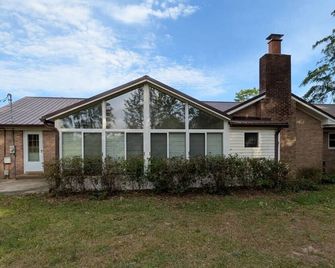 Charming 3-bedroom, 2-bath house with lovely Koi pond located in Dublin, GA - Dublin - Building