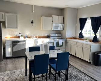 Amazing Little Condo, 10 minutes from the lake - Helena - Kitchen