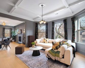 Elegant and Chic 2Bed 2Bath steps from the lake! - Chicago - Living room