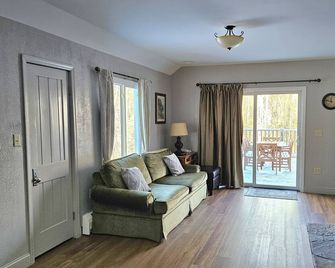 Whiteface Mtn/Wilmington, Ny~~hot Tub, Gas Fireplace, 2 Minutes To Whiteface!! - Wilmington - Wohnzimmer