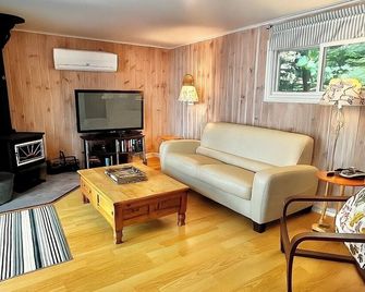 Gorgeous Island View Cottage near Perth Ontario - Perth - Living room
