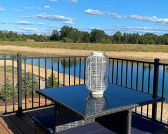 Large Multifamily Beach Front Lake Home Near Wi Dells - New Lisbon - Balcón