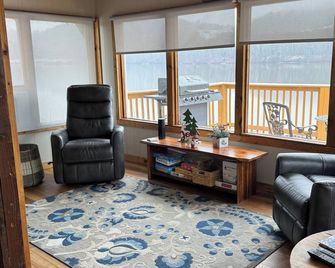 Relaxing one bedroom cottage backs up to OH River - Tiltonsville - Living room