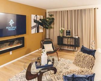 Theplushnest/Luxe King Suite/Min From Detroit - Southfield - Living room