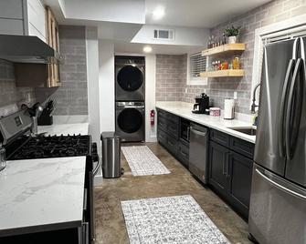 Cute 2-bedroom townhome with WiFi, AC close to downtown Austin - Austin - Kitchen