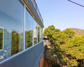 Cloud Crest Homestay - Ooty - Balcony