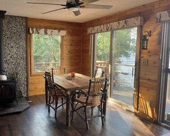 Minocqua Country Club Cottage located on Lake Minocqua! - Minocqua - Dining room