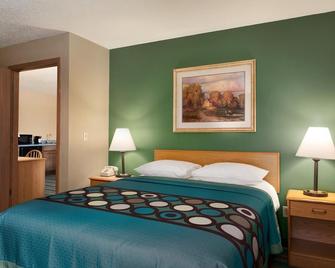 Coratel Inn & Suites by Jasper New Richmond - New Richmond - Slaapkamer