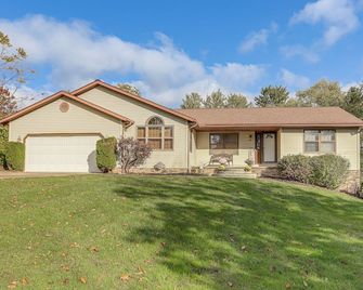 Work & Relax! Spacious Ontario Home w/ Pool - Ontario - Edificio