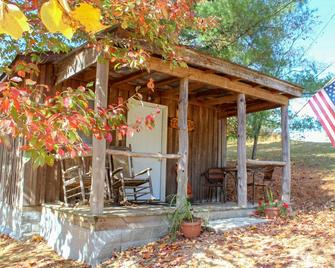 Adorable Hocking Hills Couples Cabin w/ Hot Tub - Nelsonville - Patio