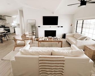 Aesthetic ranch style home with modern furnishings - Troy - Living room
