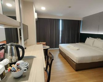 Mayflower Grande Hotel Phitsanulok - Phitsanulok - Bedroom