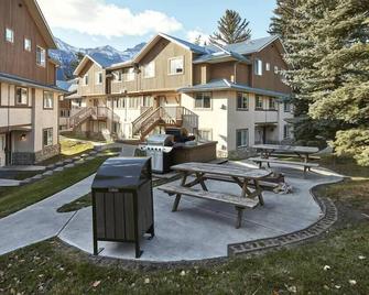 Mountain Gate - Pet Friendly 2BR w Mountain Views and open hot tub - Canmore - Patio