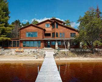 Elbow Lake Lodge: Twilight 3br/1ba Lakefront Cabin - Orr - Edificio